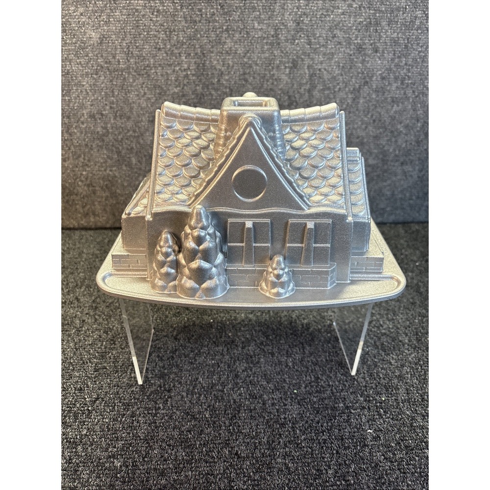 Nordic Ware~Gingerbread House~Cake Mold Pan~9 Cups~2.1L - USA